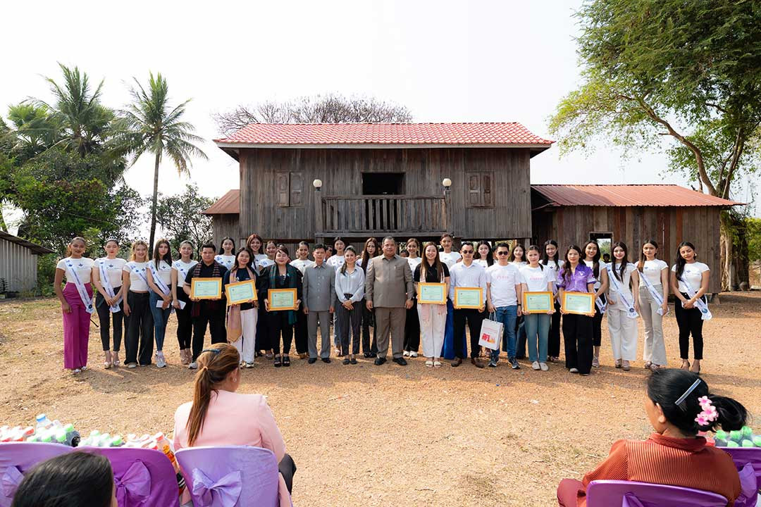 Metfone Supports Charity Activities, Donates Gifts to Students in Stung Treng Province