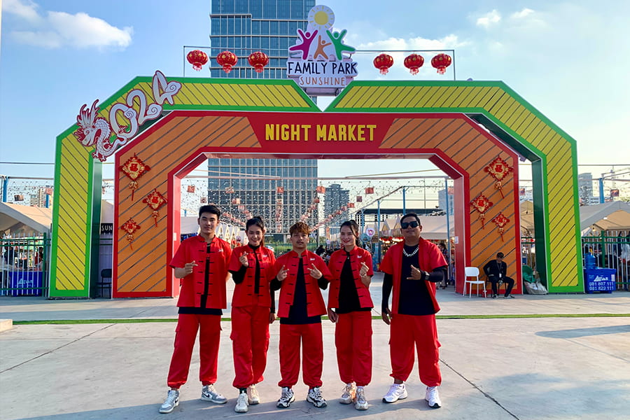 Yeos New Can Design, Year of the Dragon, Chinese New Year - Yeo's employees at the night market