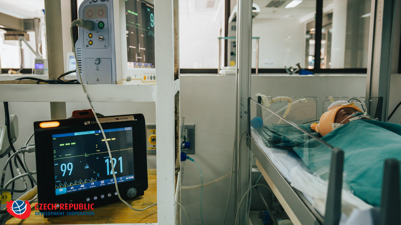 Czech Republic Development Cooperation photo of baby in incubator in Cambodia - Czech Perinatology Hands to Cambodia 
